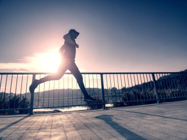 Çekici sırım gibi adam Güneş'e karşı koşu. Düzenli sabah deniz eğitim. Genç sporcunun koşu