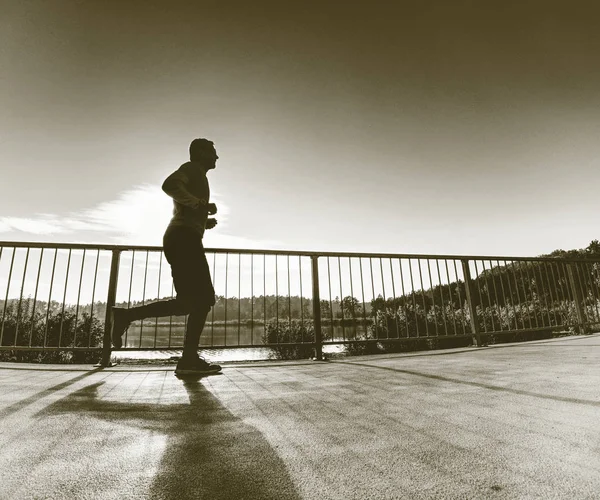 Hombre Corre Rápidamente Por Puente Costa Silueta Hombre Activo Ejercitándose — Foto de Stock