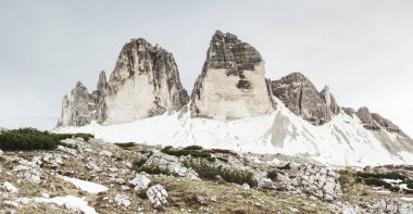 Tre Cime di Lavaredo, aka Drei Zinnen popüler dizi. Keskin kaya oluşumu Dolomites, İtalya