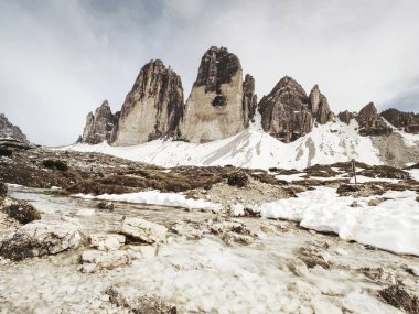 Tre Cime di Lavaredo, aka Drei Zinnen popüler dizi. Keskin kaya oluşumu Dolomites, İtalya
