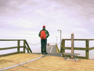 Adam denize kış sezonu beklemede. Açık havada marina limanda ayakta iken akşam günbatımı zevk girişimci.