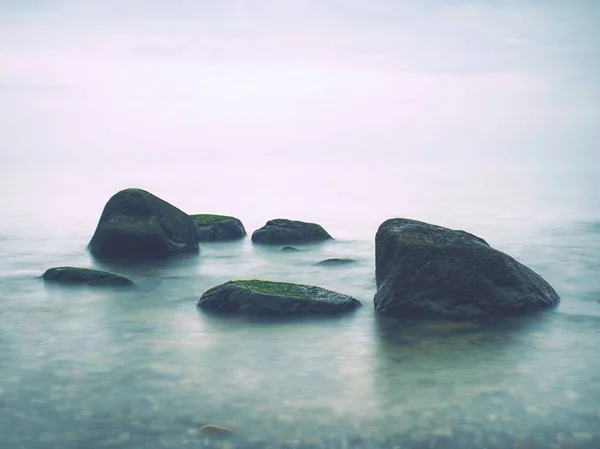 Pedra Arredondada Pedras Seixo Praia Mar Dia Quente Verão Ondas — Fotografia de Stock