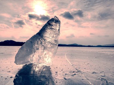 Buz kırma. Donmuş göl günbatımı gökyüzü arka plan ile parçası,