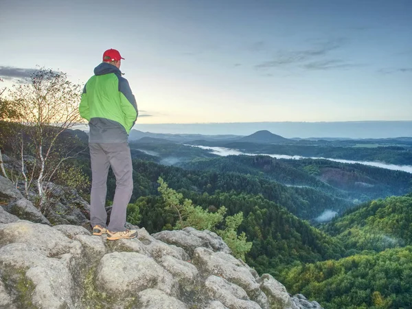 Der Mensch Steht Allein Auf Dem Gipfel Des Felsens Wanderer — Stockfoto