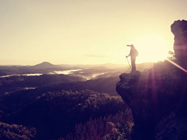 Sharp Cliff Edge Man Watching Misty Foggy Morning Valley Cold — Stock Photo, Image