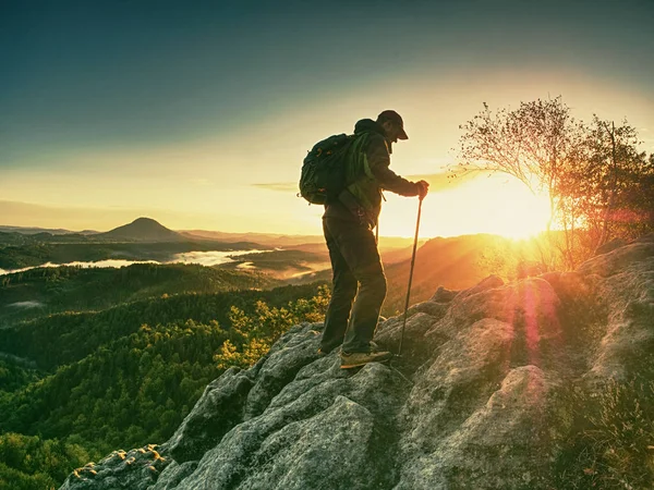 ハイカーは霧の谷の上の岩の上に登った Hrensko の範囲 チェコ共和国 Seprtember 2018 日です 明るい朝の太陽に霧の深い朝谷人の時計 — ストック写真