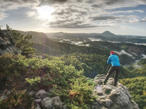 Fotógrafo Camisola Azul Trabalhando Com Câmera Espelho Tripé Pico Rocha — Fotografia de Stock