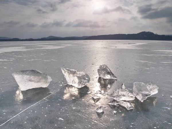 Ghiaccio Copriva Lago Grandi Crepe Nel Ghiaccio Stagno Riflesso Dei — Foto Stock