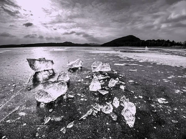 Bevriezen Van Stille Natuur Transparant Blauw Ijs Hummocks Zee Reflecties — Stockfoto