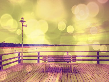 Karanlık gökyüzü Deniz Köprüsü ve sakin okyanus yukarıda. Kötü hava Hipster filtre ağır bulutlu gökyüzü. 