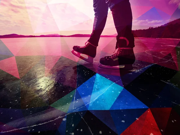 一个男孩在湖面上溜冰的剪影反对冬日的阳光 Hipster 滤清器 — 图库照片