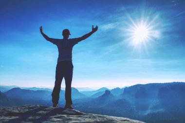 Yakışıklı atletik, bir turizm Zirvesi kayanın üzerinde kal. Vahşi dağ manzara. 