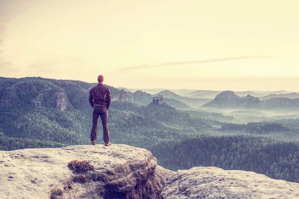 Maschio Escursionista Piedi Sul Bordo Godendo Drammatica Vista Del Paesaggio — Foto Stock