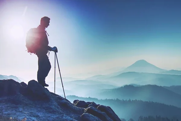 若者のバックパックを山の頂上に立っていると 山の景色を楽しみます 山の上にハイカー スポーツ アクティブ ライフのコンセプト — ストック写真