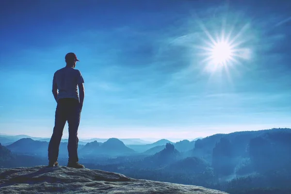 Man Walking Edge Cliff High Misty Valley Travel Hiking Lifestyle — Stock Photo, Image