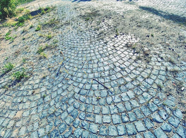 Alte Und Verlassene Granitpflastersteinstraße Aus Nächster Nähe Mit Trockenem Gras — Stockfoto