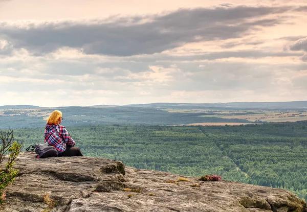 Hiking kadın dağlarda günbatımı siluet ve Peyzaj Sonbahar. Güzel batımını kenar üzerinde kadın uzun yürüyüşe çıkan kimse