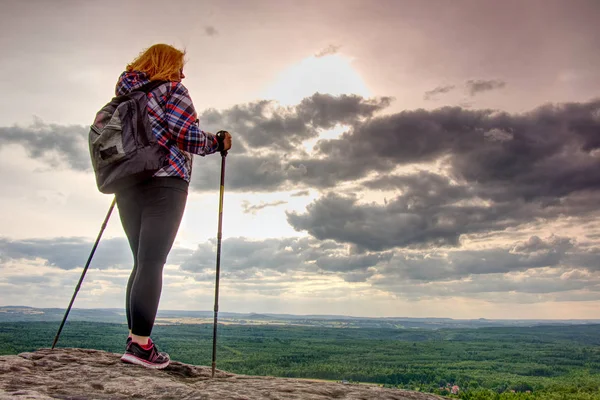 Kvinna Vandring Siluett Bergen Solnedgång Och Falla Landskap Kvinnliga Hiker — Stockfoto