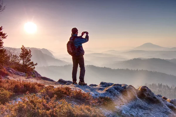 Osamělá Postava Sleduje Východ Slunce Ostré Skály Shlížel Divoké Krajiny — Stock fotografie