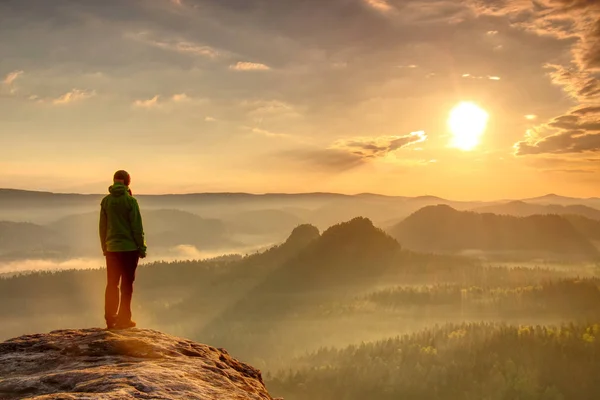 Frau Wandert Silhouette Den Bergen Sonnenuntergang Und Herbst Landschaft Wanderin — Stockfoto