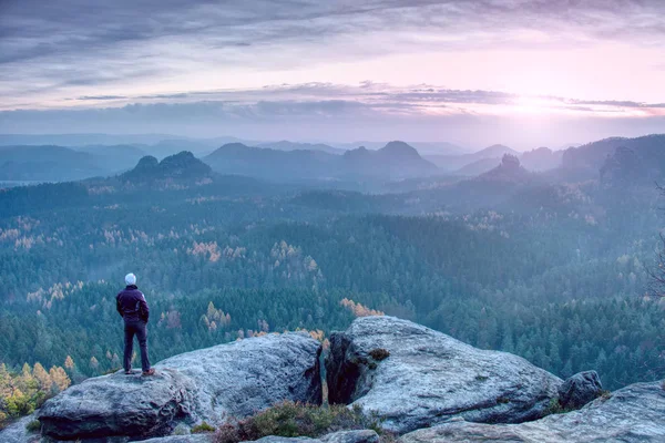 Tourist Backpacker Mountains Autumnal Misty Weather — Stock Photo, Image