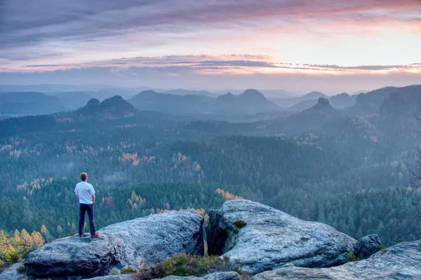 Figura Solitaria Observa Amanecer Desde Una Roca Afilada Mirando Hacia —  Fotos de Stock