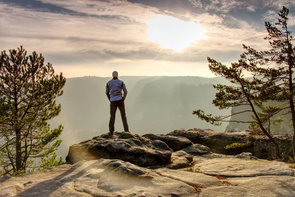 Wonderful Daybreak Mountains Heavy Mist Deep Valley Man Rock — Stock Photo, Image