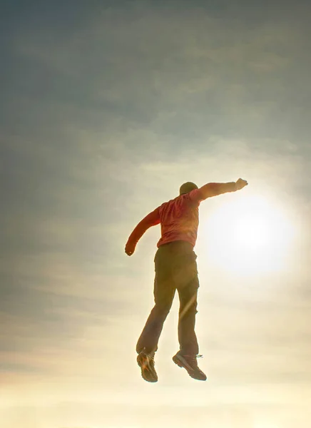 Hombre Volador Silueta Hombre Saltando Cielo Atardecer Bengala Solar — Foto de Stock
