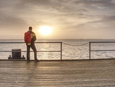 Adam yürüme. Pastoral okyanus karanlık bulut townscape, sonsuz ufuk tatil zamanında, tatil kavramı güzel