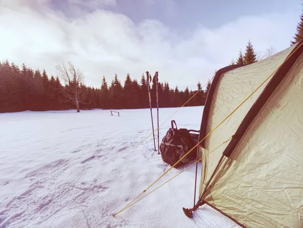 Ljus Gröna Tält Extrema Vinterförhållanden Landskapet Täckt Snö Högt Bergen — Stockfoto