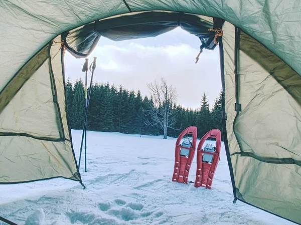 Tienda Trekking Construida Contra Paisaje Nevado Senderismo Esquialpinismo Invierno Sobre — Foto de Stock