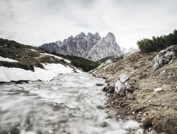 Éles Alpok Csúcsai Sziklák Emberek Nélkül Nézd Alpesi Sziklák Felett — Stock Fotó