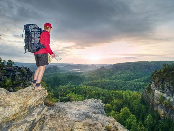 Turista Alto Com Mochila Grande Olhando Mapa Papel Parque Natural — Fotografia de Stock