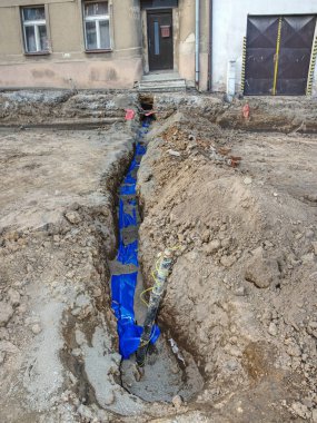 Yeni su boruları yükleme eski şehir sokak, bakım çalışmaları, kazı, onarım, yeni su boruları.