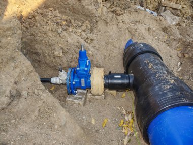 Kalın duvar boru tüp. HDPE İçme depolama boru, Hdpe boru hattı. Site oluşturma, zeminde uzun plastik tüp