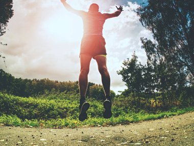 Adam eğitim, cesedini çalıştırmak maratonu için hazır olun. Kendinizi geliştirmek için maraton popüler spor meydan okuma. 