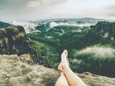 İki dağın tırmandıktan sonra dinlenme. Derin vadi aşağıdaki