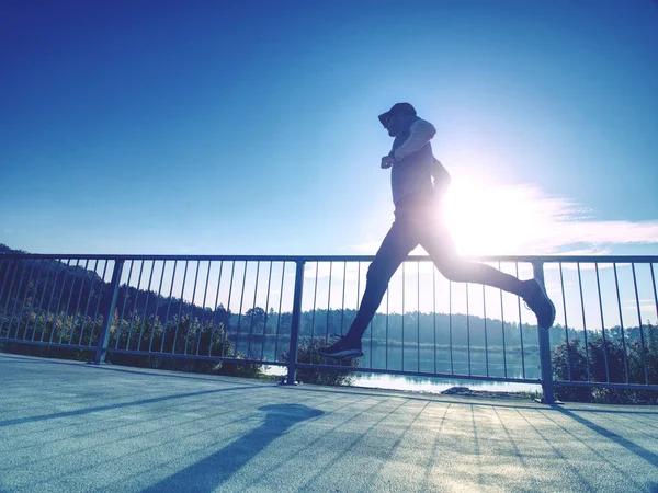 Deportista Corre Por Puente Concepto Deporte Estilo Vida Hombre Delgado — Foto de Stock