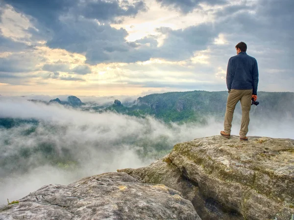 Fotografo Controllare Condizioni Meteorologiche Freelancer Rimanere Con Fotocamera Sulla Scogliera — Foto Stock