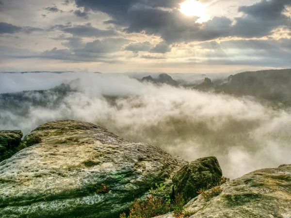 Hiil Peaks Increased Heavy Fog First Strong Sun Rays Cut — Stock Photo, Image