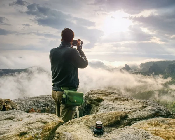 Autunno Fotografo Natura Preparare Fotocamera Scattare Foto Impressionanti Montagne Nebbiose — Foto Stock