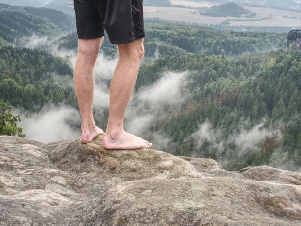 Couple Resting Top Mountain Climbing Deep Valley — Stock Photo, Image