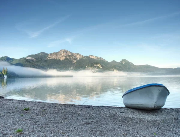 Modern Sport Fishing Paddle Boat Anchored Shore Lake Bay Peaceful — Stock Photo, Image