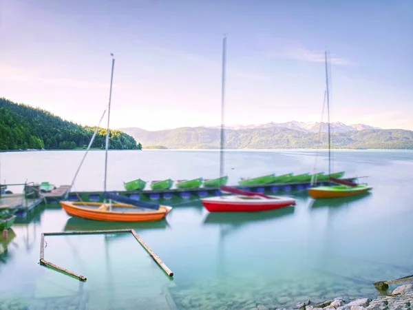 柔らかな緑と青い光と湖でカヌーの暖かい午後 山の範囲 — ストック写真