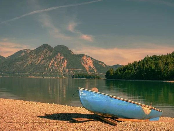 Bateau Pêche Sportive Moderne Ancré Sur Rivage Baie Lac Niveau — Photo