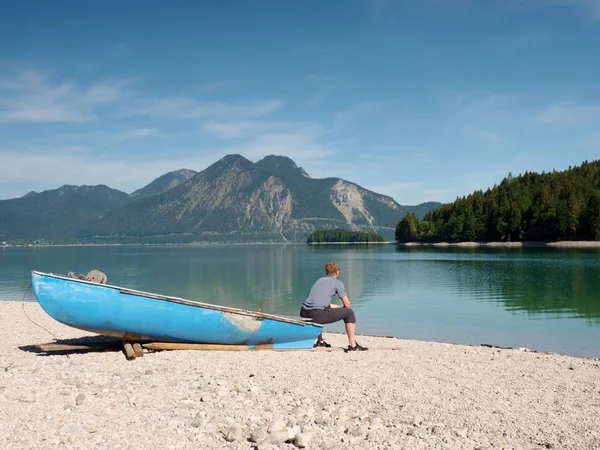 Sports Boats Blue Green Mountain Lake Windless Summer Day — Stock Photo, Image