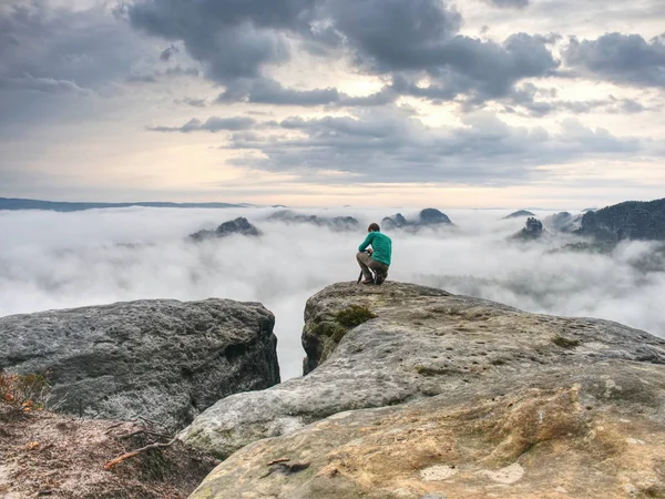 Wanderer Und Foto Enthusiasten Bleiben Mit Stativ Auf Klippe Gipfel — Stockfoto