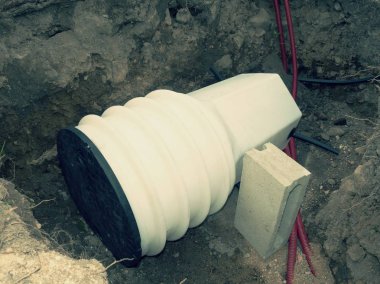 Yol inşaat kazısı. Modern plastik su, elektrik ve gass esnek borular.