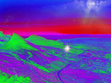 Isle of Skye, İskoçya üzerinde Quiraing dağ manzaralı. Güneşli kış middaywith açık gökyüzü. Hipster filtre. 