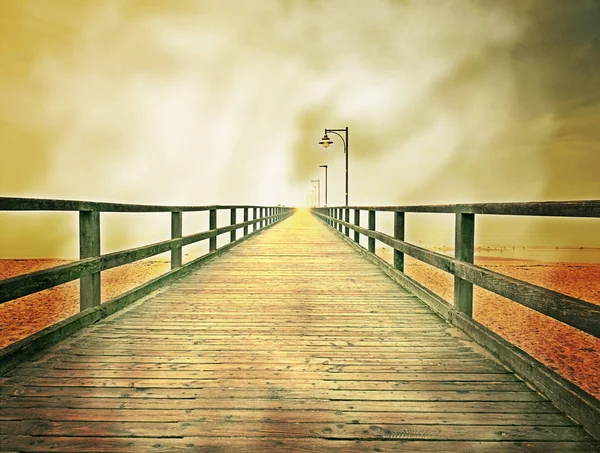 Céu Escuro Acima Ponte Mar Oceano Calmo Céu Nublado Pesado — Fotografia de Stock